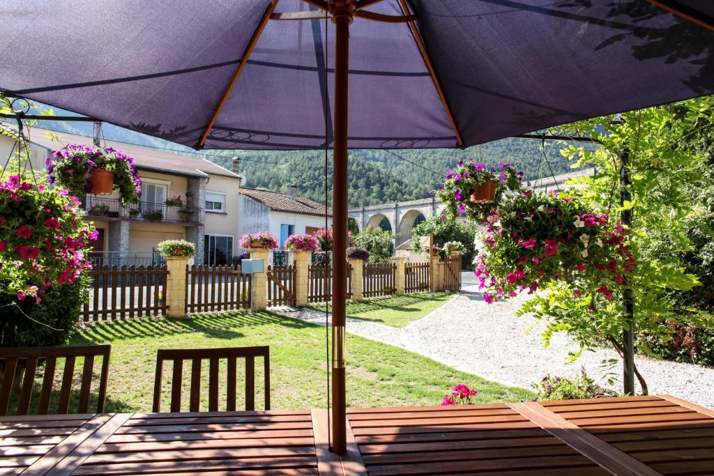 Aux Quatre Saisons Axat Bed & Breakfast ภายนอก รูปภาพ